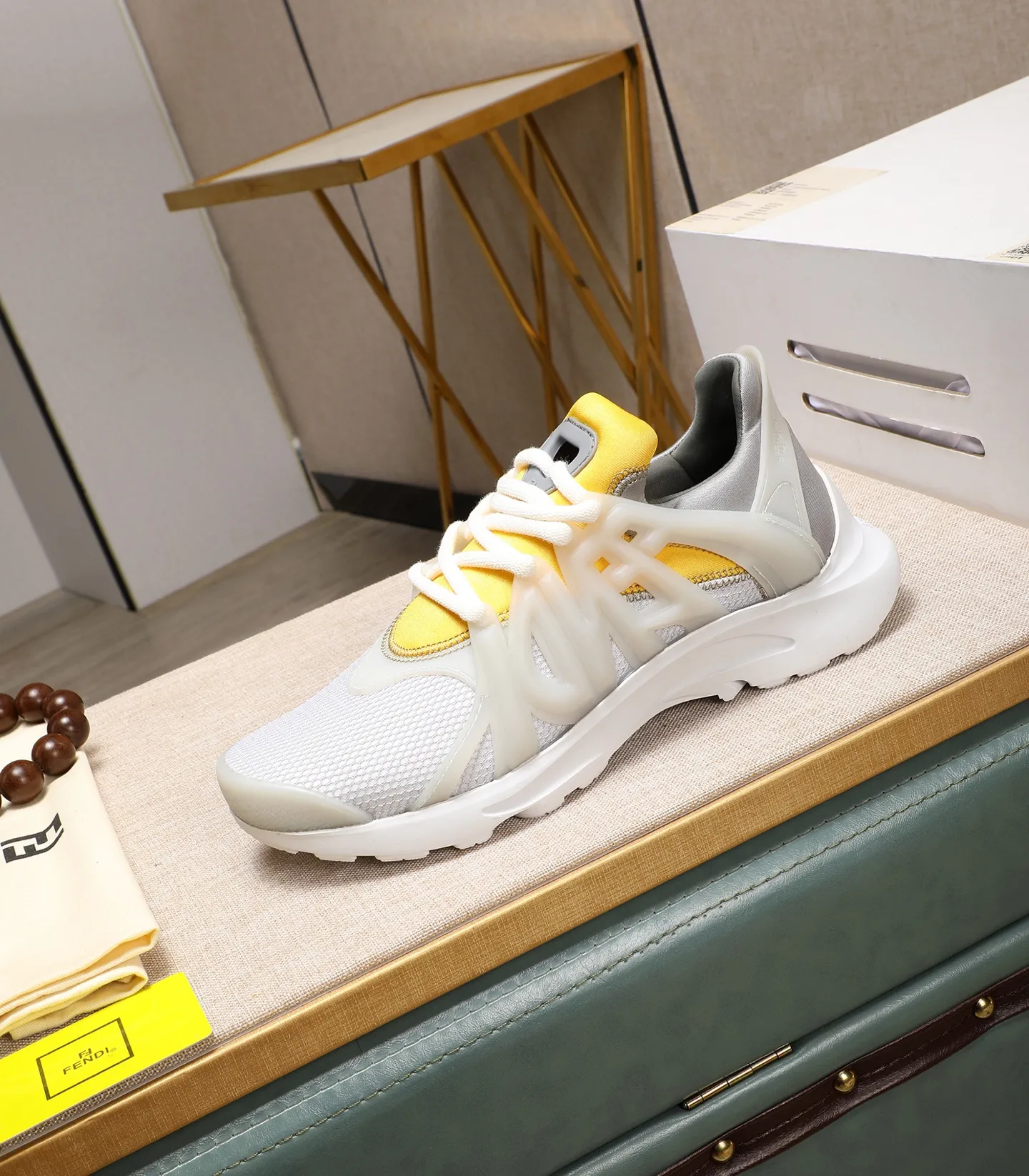 Men's Men's Shoes 💰800 Fendi Fendi's latest Tag series of men's casual mesh sports running shoes, originally purchased and developed, this Tag sneaker is a one-leg sneaker, made of black high-tech mesh material with gray neoprene details. Oversized FENDI lettering on the side and translucent rubber details. Light and flexible rubber running shoe soles, beautifully packaged at the delivery counter, customized breathable lining, original molded foam rubber outsole, sole thickness: 3.5CM! Size: 40-44 (customized at 39.45.46)